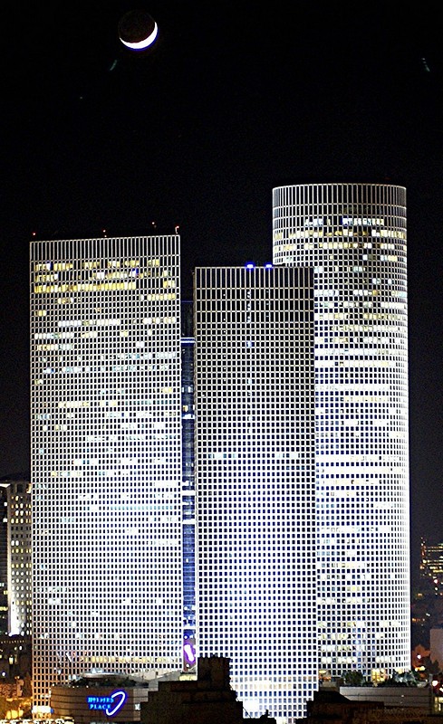 מגדלים וירח