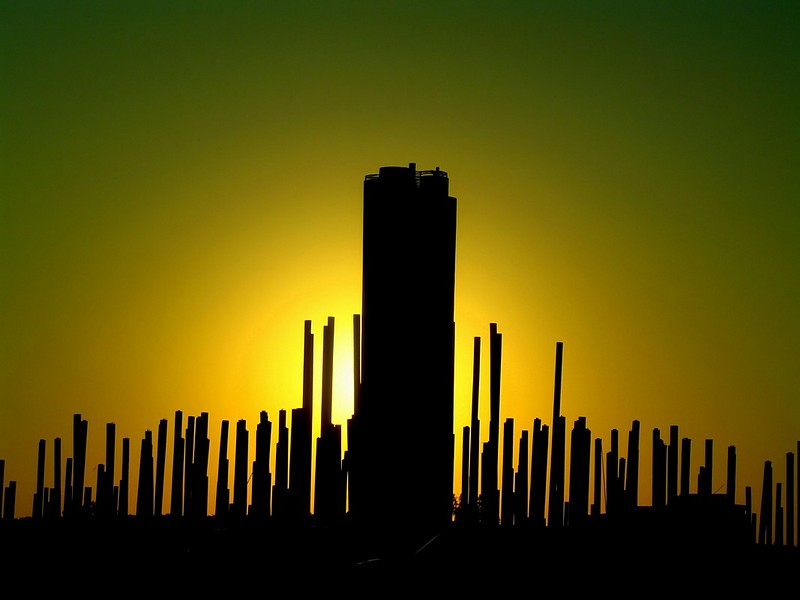 שקיעה על האנדרטה