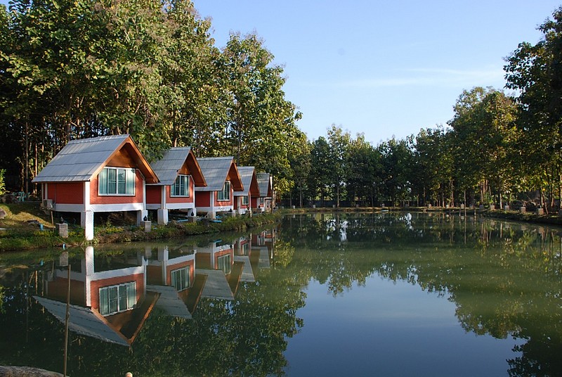 בתים על אגם