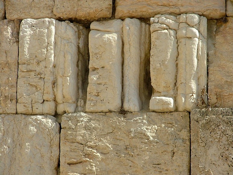 "יש אבנים עם לב אדם"