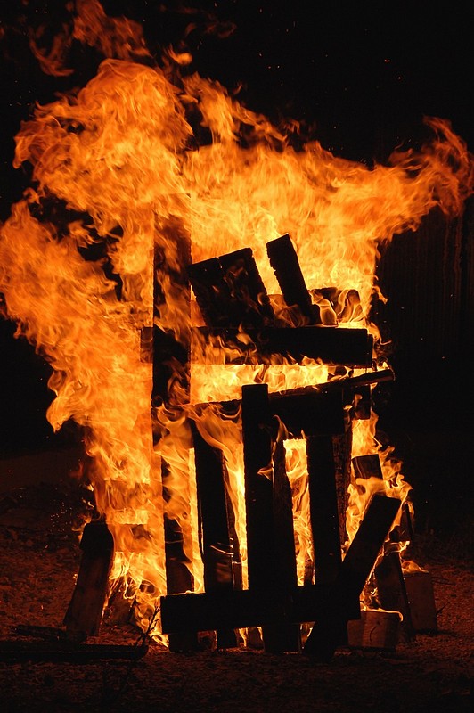 מתוך הלהבות