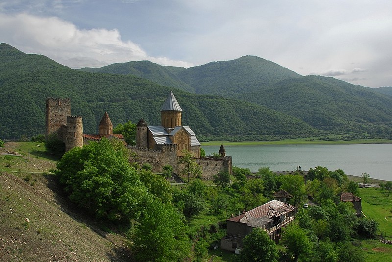 המצודה שעל האגם