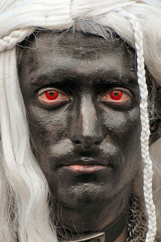 אדום בעינים !