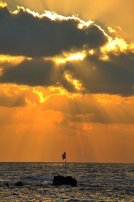 שקיעה ודגל ברקע