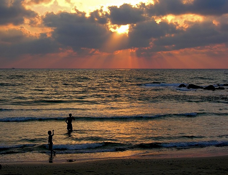 ילדים על החוף