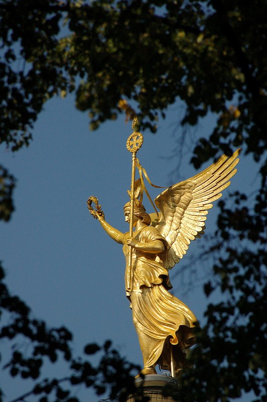 מלאכית בשמי ברלין