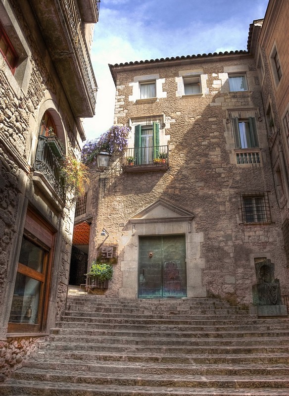 במעלה המדרגות