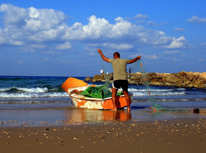 פרוש רשתך על פני המים