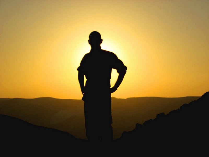 מסתיר את השמש