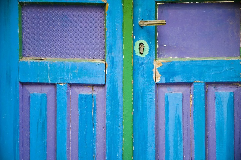 דלת צבעונית