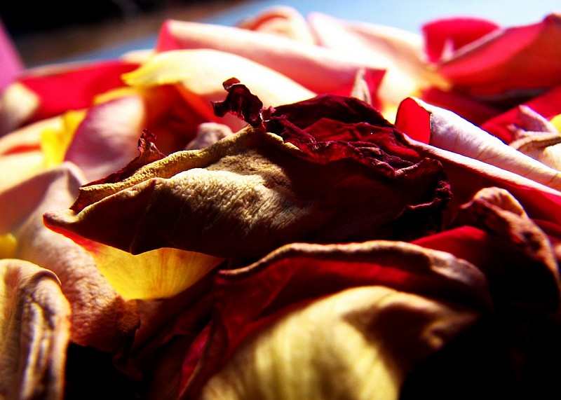 שביר, מתפורר בקלות