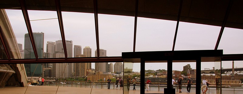 מבעד לזכוכית