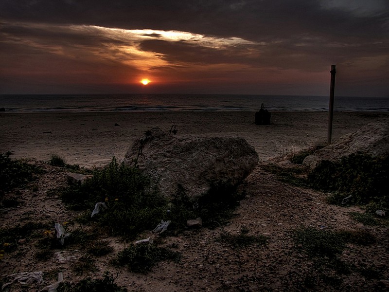 גם אבן צופה בשקיעה.