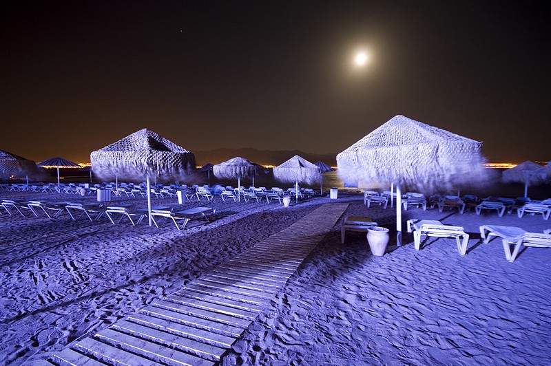 חוף אילתי בלילה