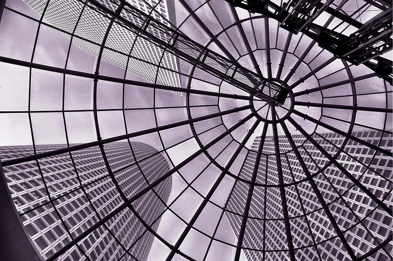 שלושה  במבט אחד