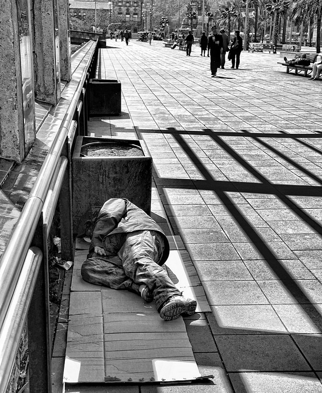 מתחת לסורגים