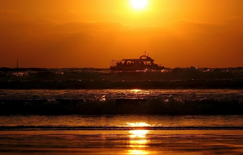 סוף היום על המים