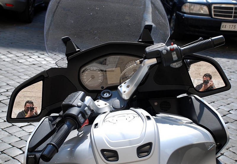 שתי פנים למראה