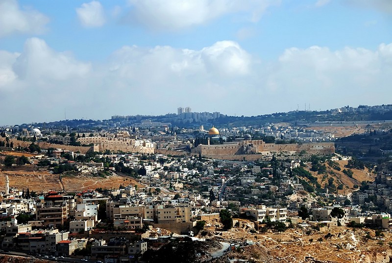 מעל פסגת הר הצופים