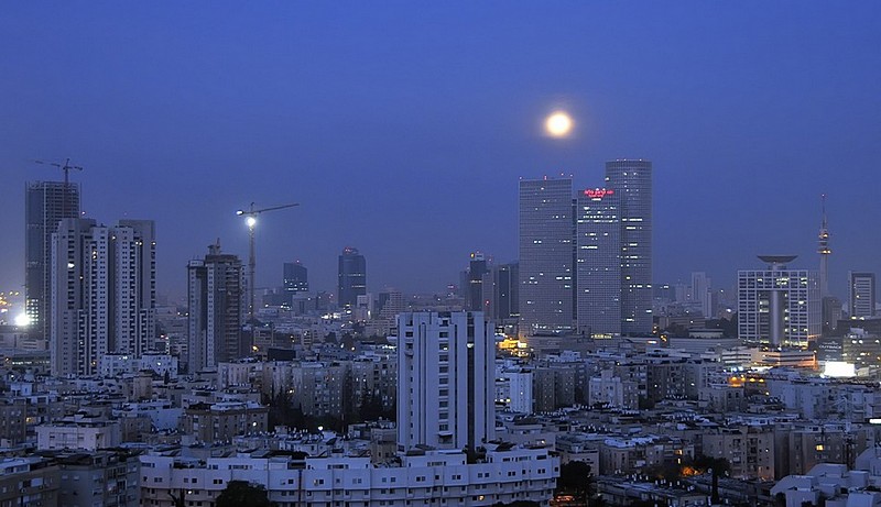 ירח בא לביקור