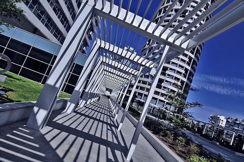 שביל באמצע,שביל בצד