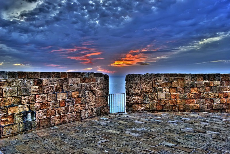 מאחורי הסורגים 2