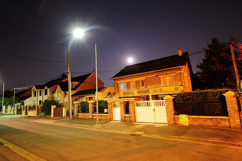 ניצנוצים מעל בית האבן