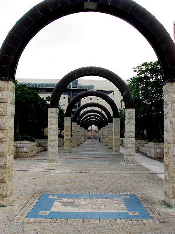 בין הקשתות