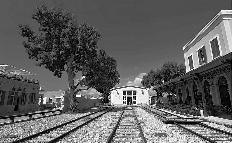 תחנה בשחור-לבן.