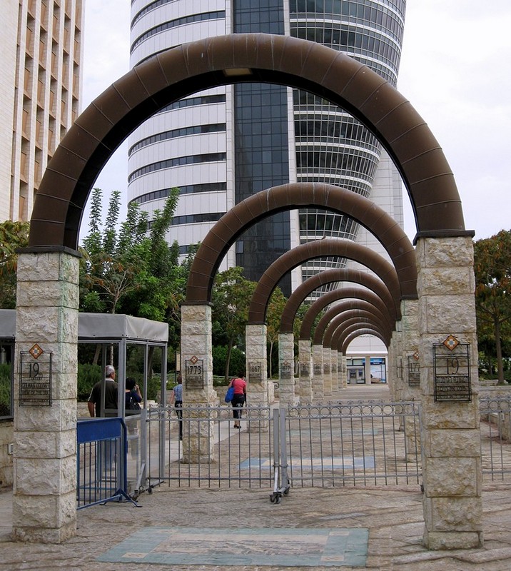 ארוכה הדרך לבנק