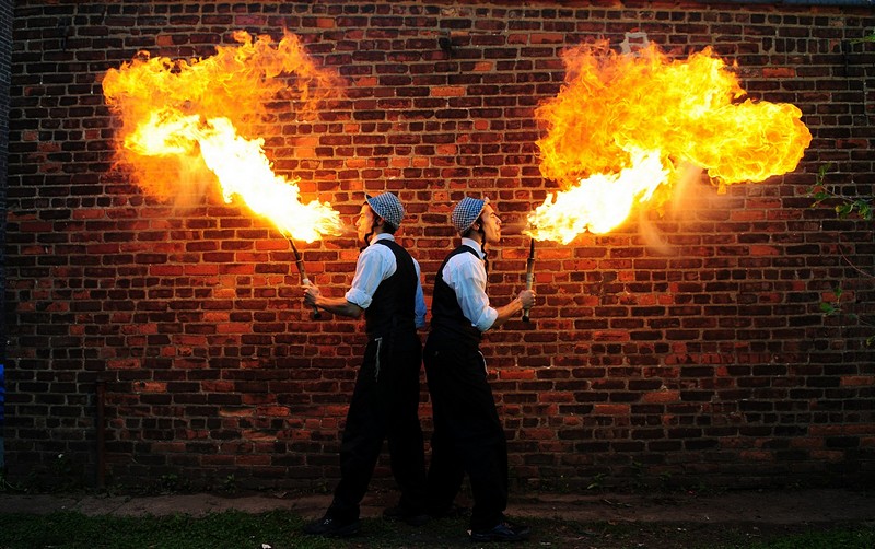 ליצנים בלהבות