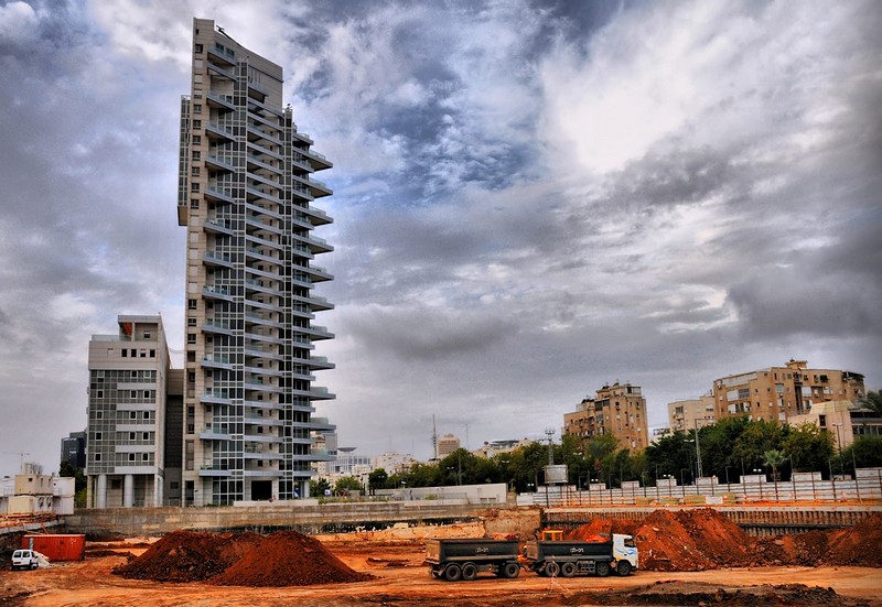 כאן בונים עוד חוסם נוף