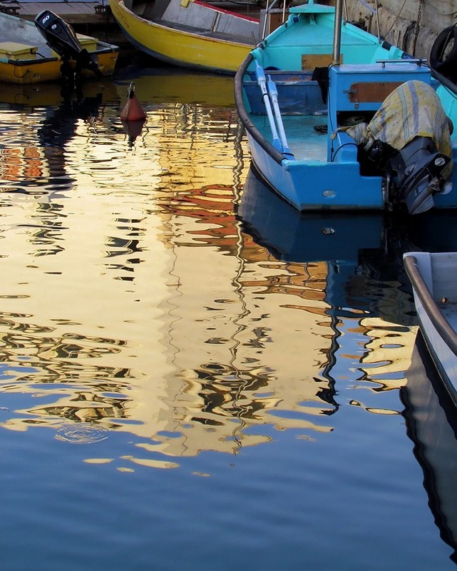 שקוף זוהי יפו. | יפו  נמל  סירות  השתקפות.