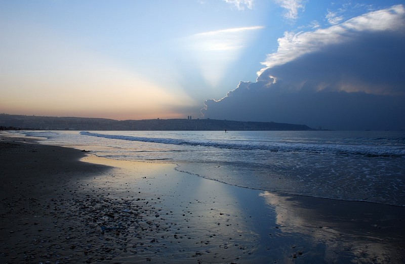 על רקע הכרמל