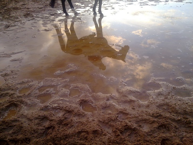 רגליים בבוץ