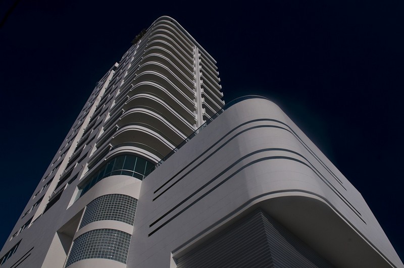 נוגע בשמיים