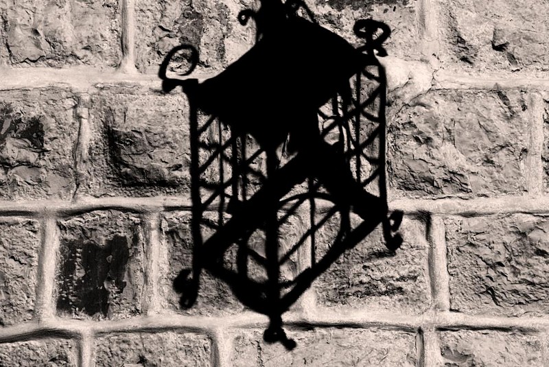 הצל של האור